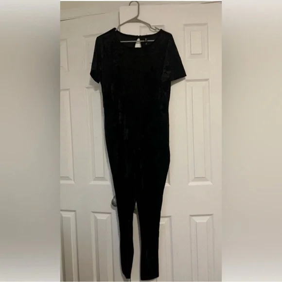 Torrid - Full Length Crushed Velvet Short Sleeve
Catsuit - Size 2 - Picture 4 of 7